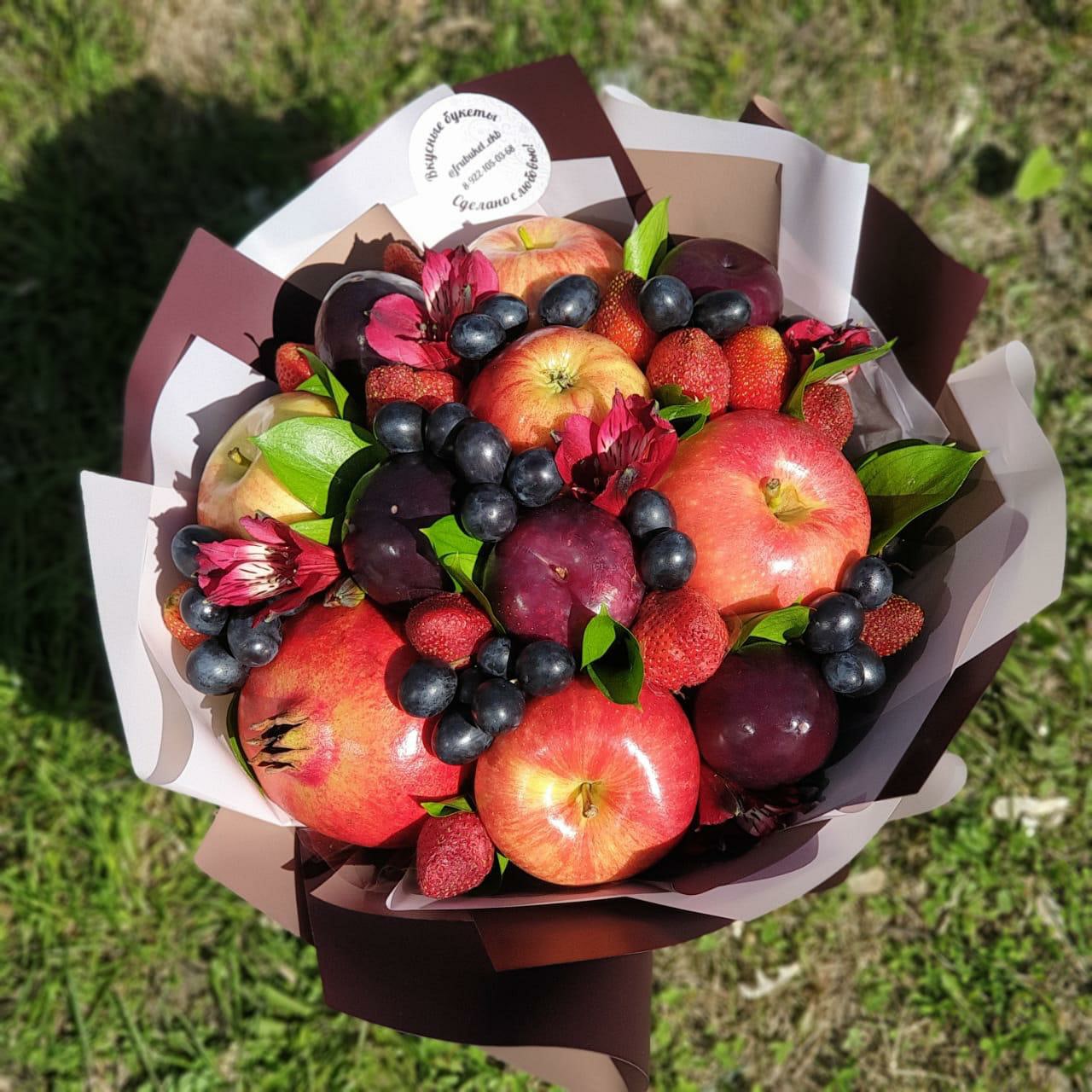 Sedobnyj-buket-17.-Buket-iz-fruktov.-YAbloko-vingograd-sliva-granat.jpg